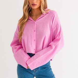 Gilli Button-Up Textured Cropped Shirt in Pink